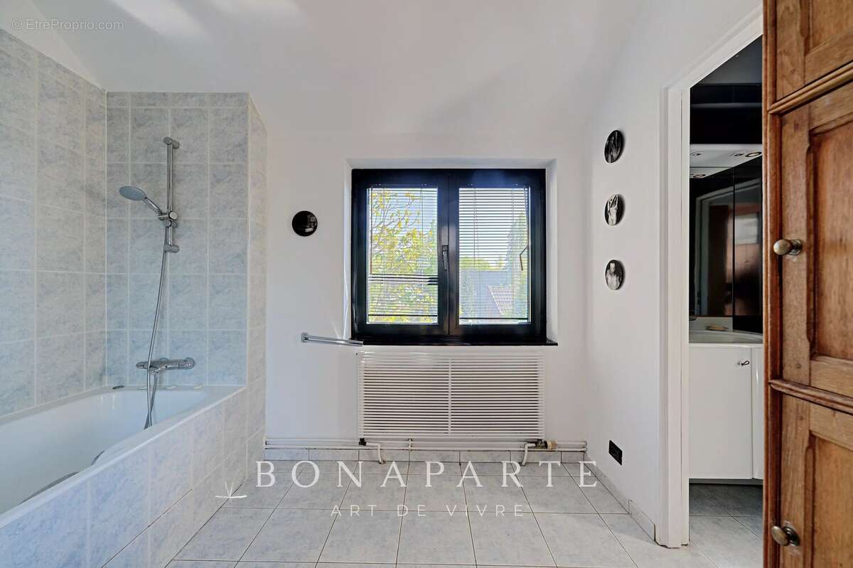 Maison d’architecte – 316 m² habitables – Dépendance indépendante – Piscine intérieure – Sous-sol total – Jardin paysagé de 800  - photo 16