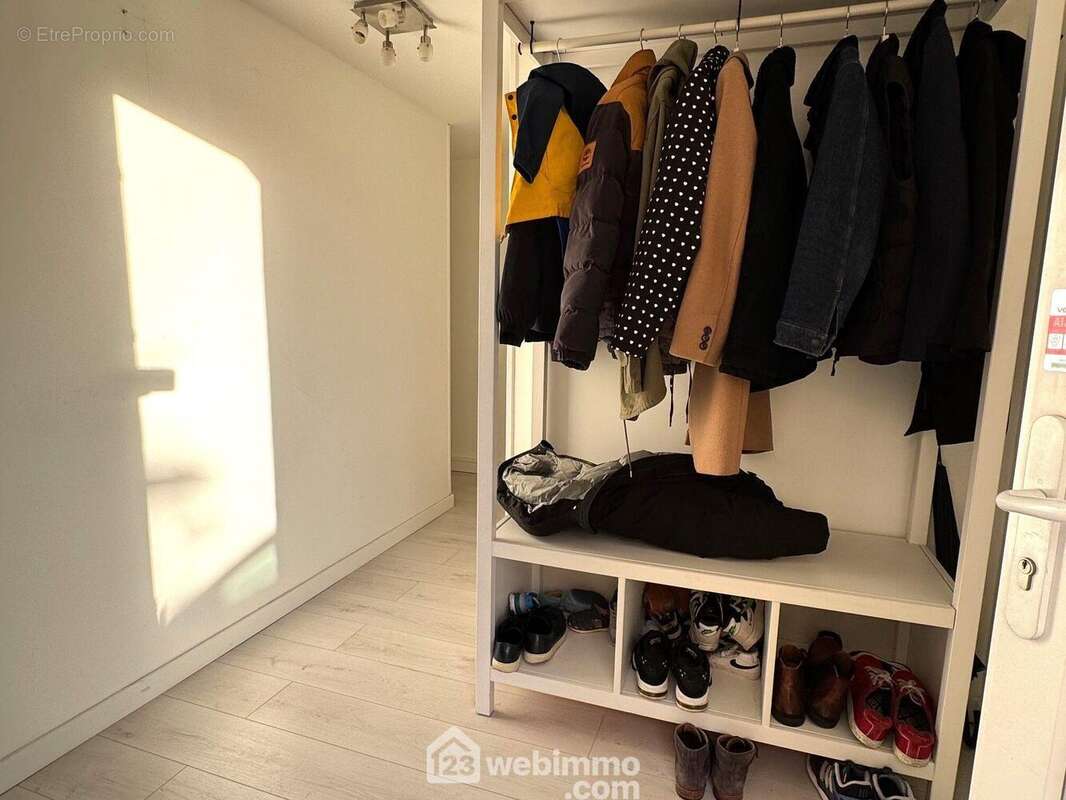 Commençons la visite par l&#039;entrée avec rangement - Maison à BONDOUFLE