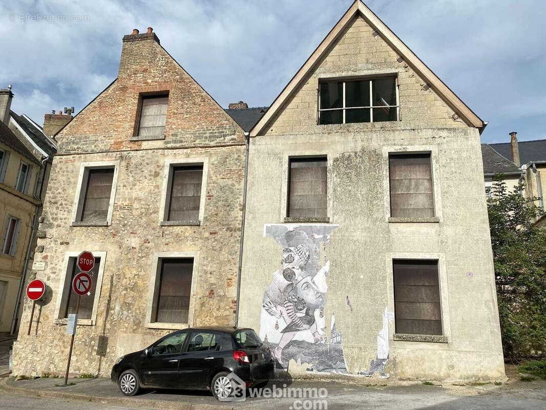 Bel ensemble immobilier d'une surface de 272 m² à rénover intérieurement - Maison à LAON