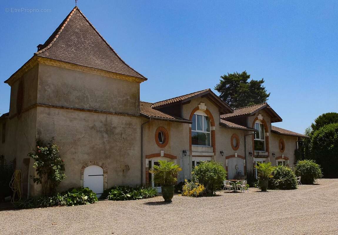 Domaine du XVIIe siècle avec gîtes, piscine et dépendances - photo 18