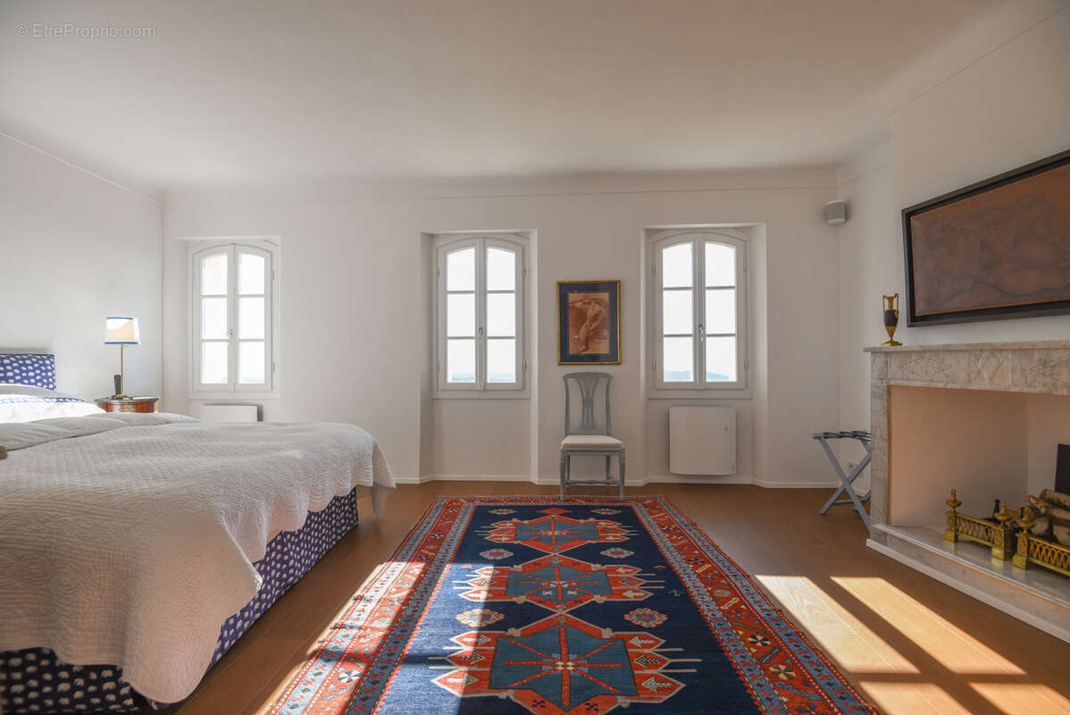 Maison à CHATEAUNEUF-GRASSE