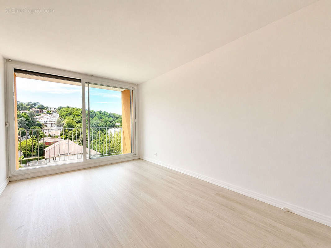 Lumineux T3 avec garage, balcon et vue dégagée - La Terrasse - photo 2