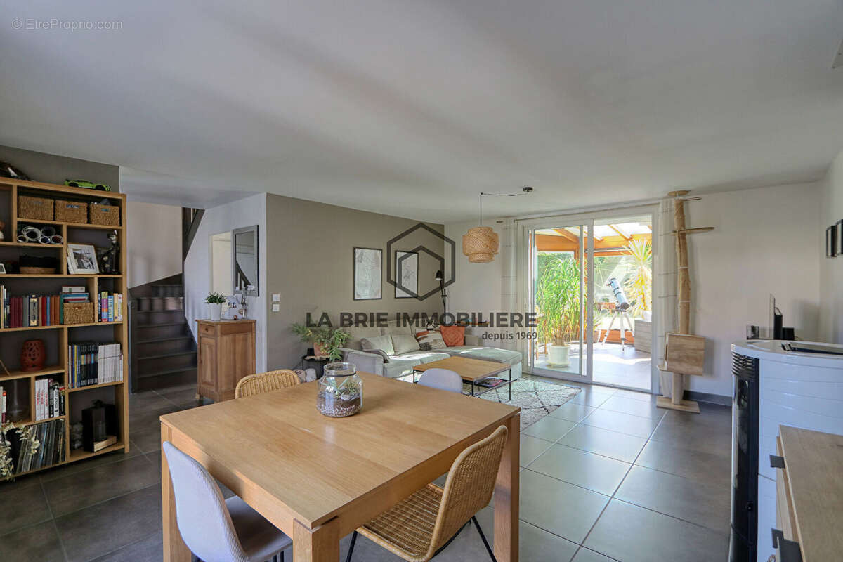 Maison à MANDRES-LES-ROSES