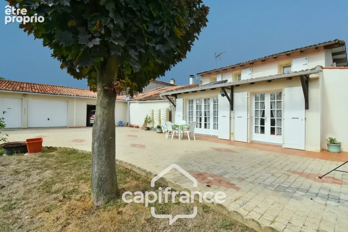 Maison à vendre 4 pièces MAZERAY (17) sur 900m² de jardin clos et 3 garages - photo 2