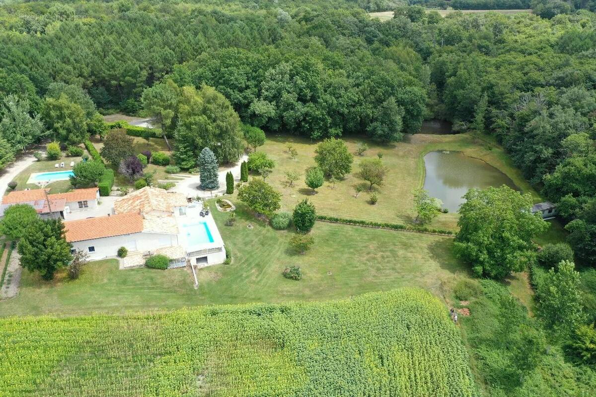 Maison à BARBEZIEUX-SAINT-HILAIRE