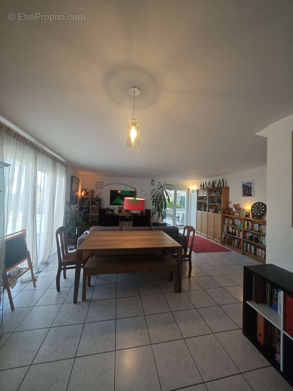 Le charme d'une maison familiale avec piscine dans un secteur privilégié - photo 4