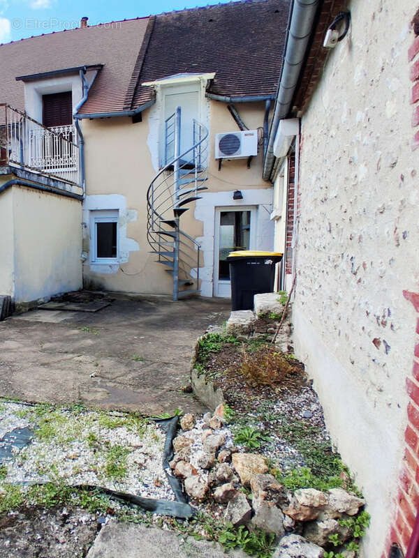 Appartement T3 avec cour privée - Quartier prisé 'En Berry' - photo 9