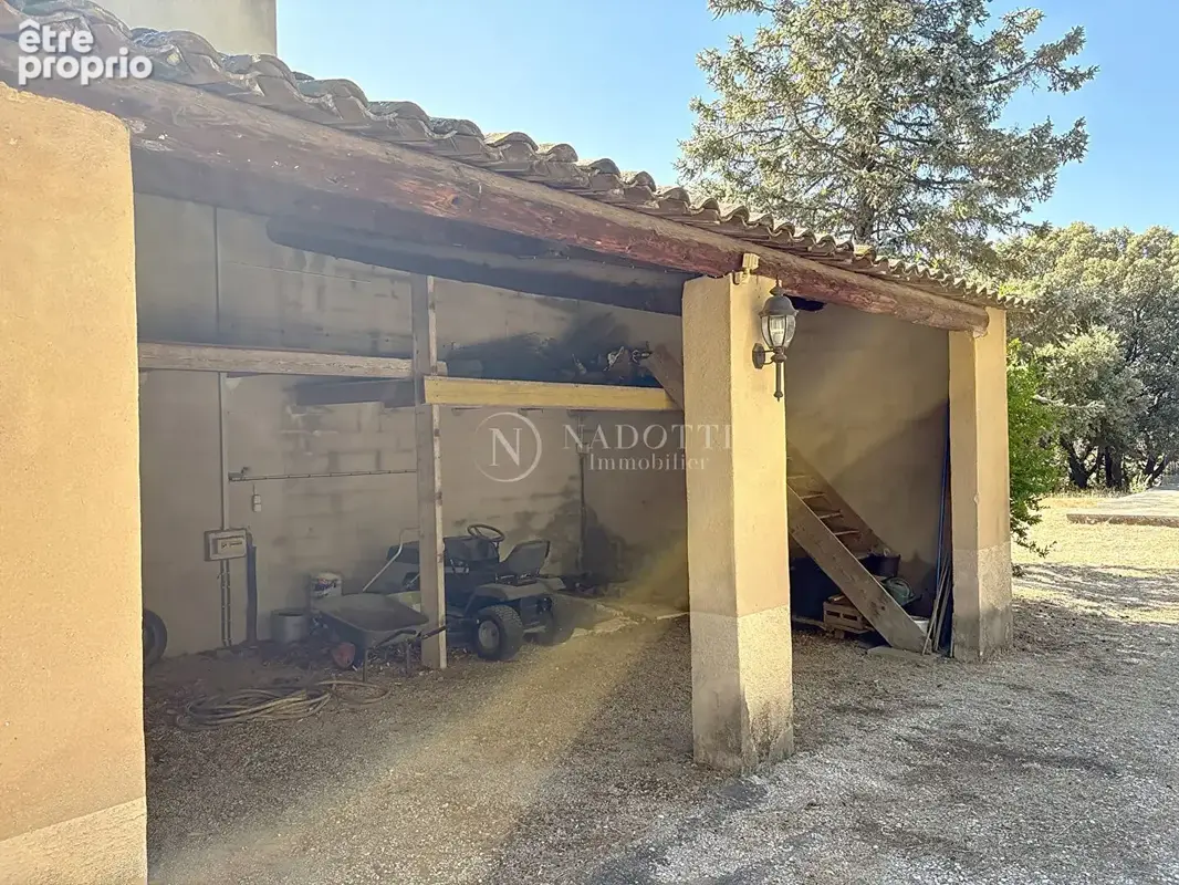 Lauris - Propriété avec piscine et dépendance sur 3300m2 de terrain. - photo 17