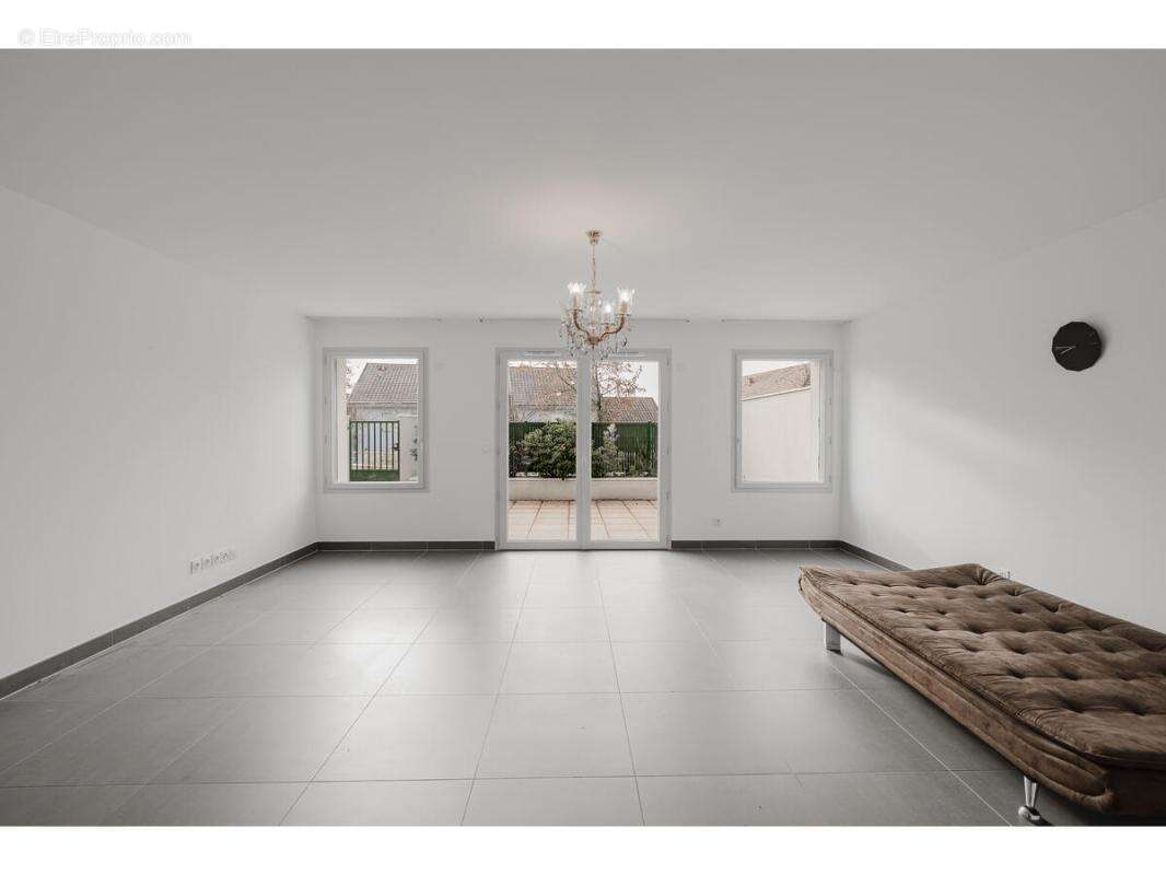 Maison 112 m² à Chevry  - photo 7
