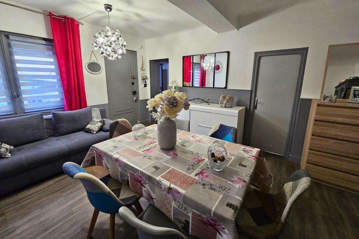 Appartement à REYNES