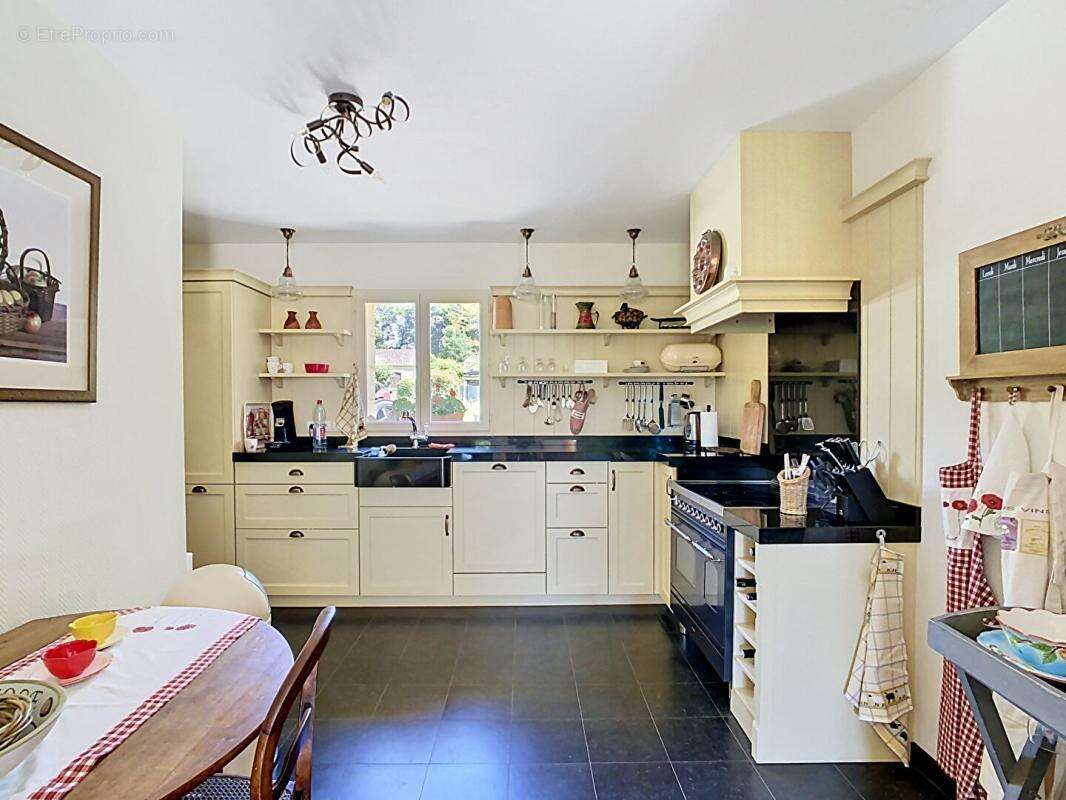 Belle maison contemporaine avec 4 chambres, piscine et garage - photo 7