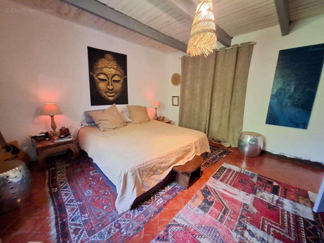 Charme, authenticité et potentiel pour cette belle maison de 90 m² + 50 m² de remise sur un terrain 690 m² constructible dans sa - photo 9