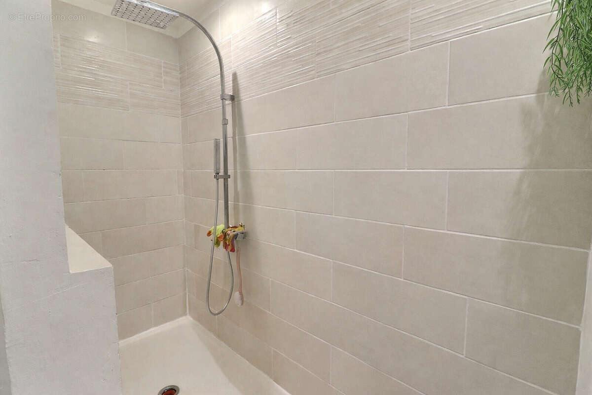Appartement à ENTRAIGUES-SUR-LA-SORGUE