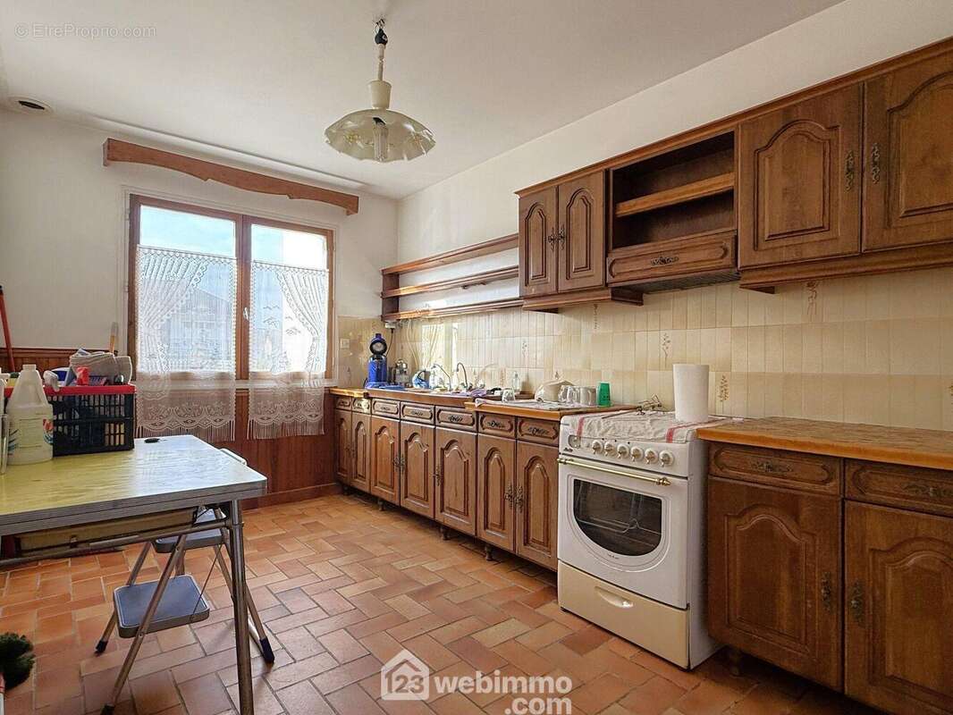 La cuisine aménagée (11 m2), - Maison à JAUNAY-CLAN