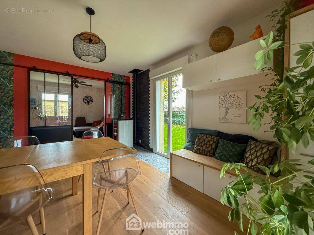 ouverte sur l'espace salle à manger avec poêle à pellets, - Maison à POUZAUGES