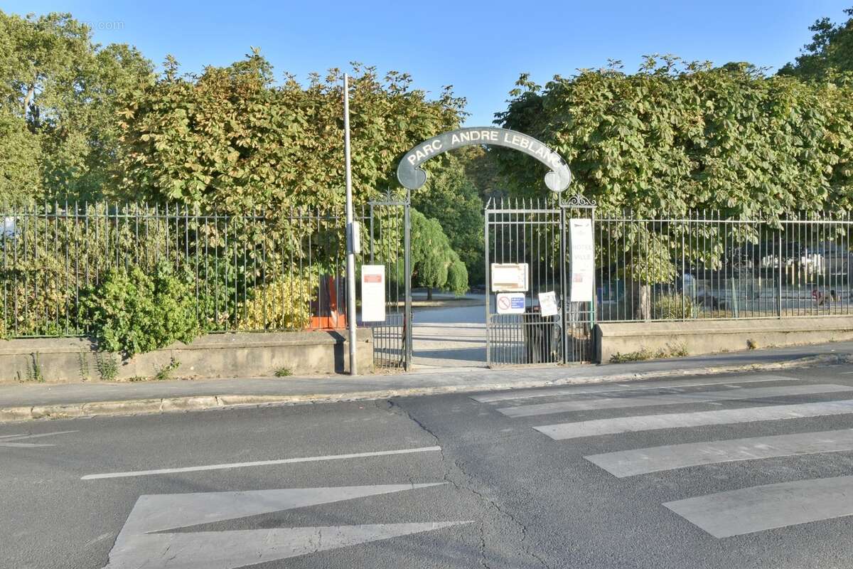 VIRY-CHÂTILLON – À deux pas du lac – Superbe maison rénovée avec séjour cathédrale - Surface au sol 140m² - photo 27