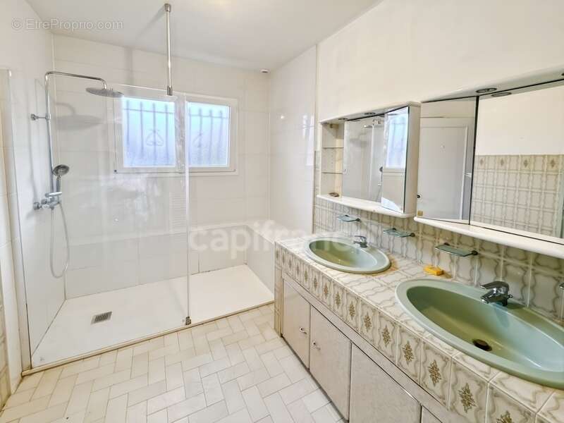 Commerce à LA TESTE-DE-BUCH