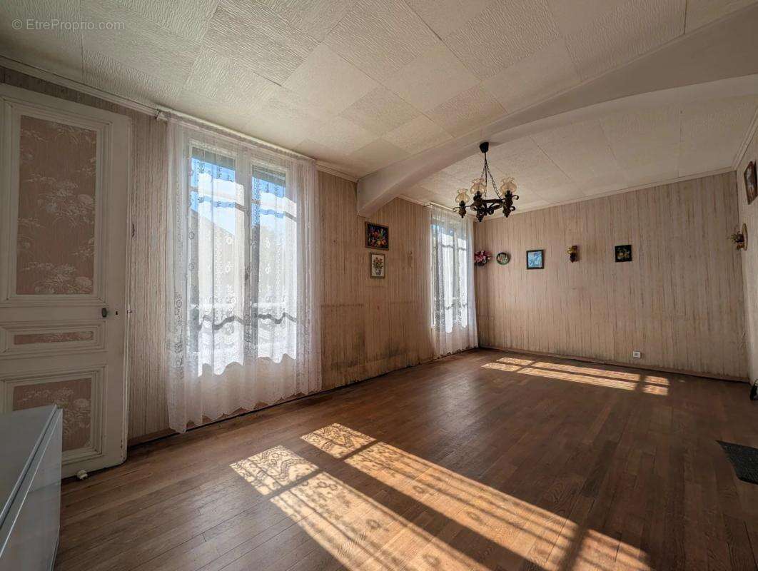 Maison à LES CLAYES-SOUS-BOIS