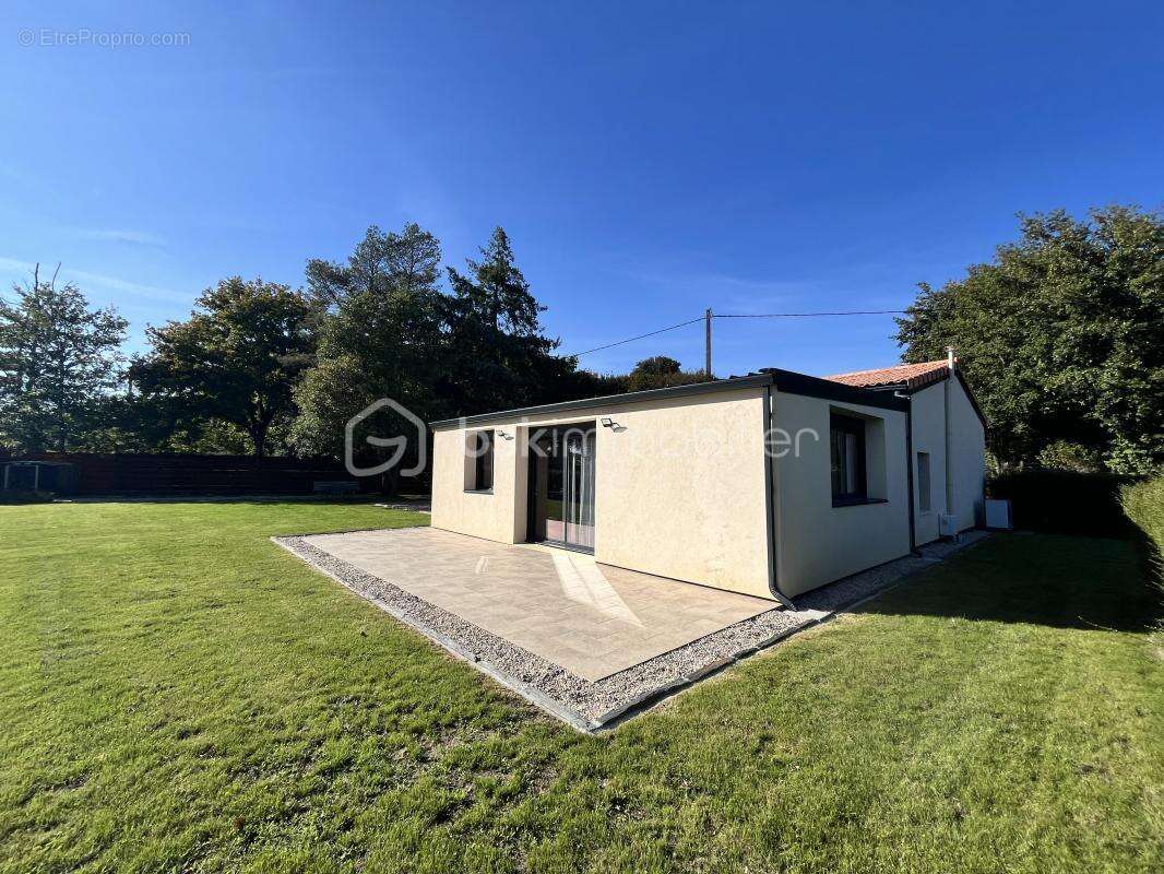 Maison à SAINT-CHRISTOPHE-LA-COUPERIE