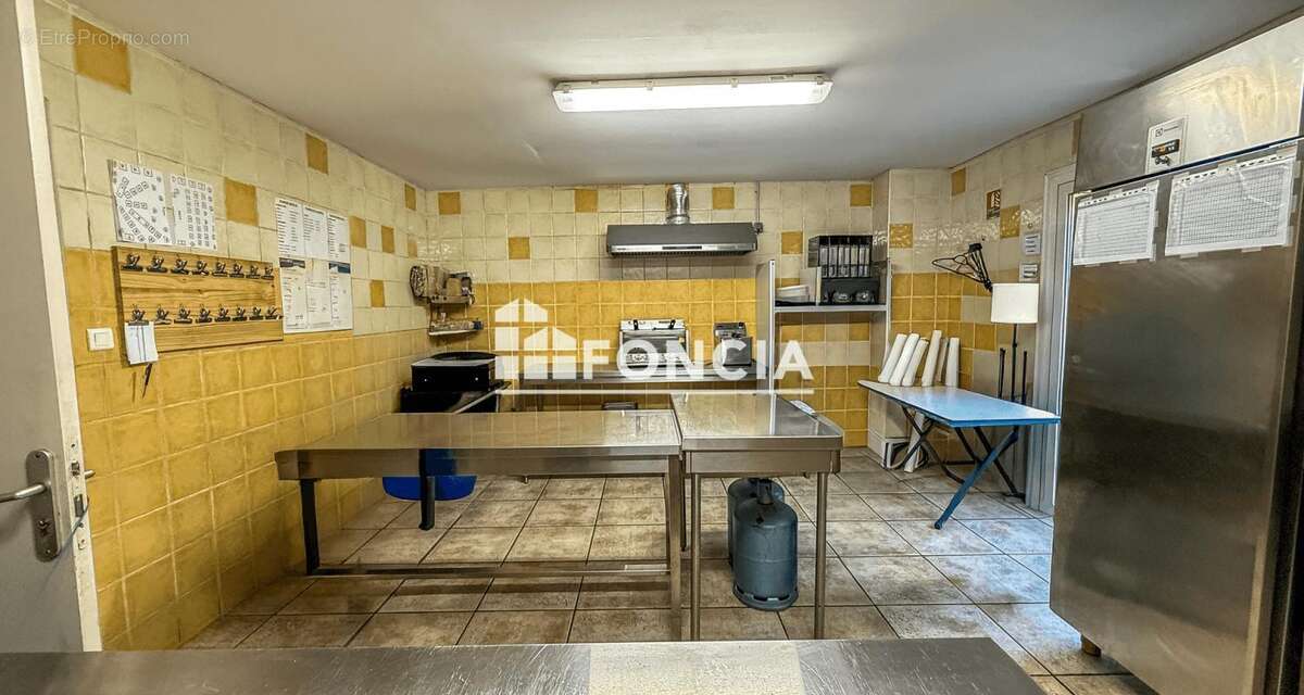 Sur le bassin de Thau murs commerciaux vides de + de 1100 M2 avec villa, dépendances et multiples possibilités - photo 7