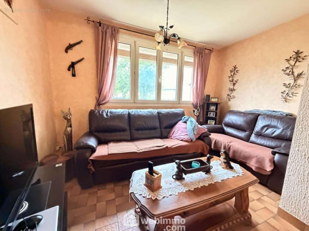 Son espace salon chaleureux et ... - Maison à LAON