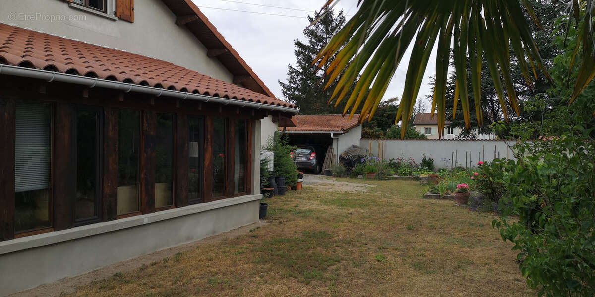 Villa de 111 m2 sur 925 m2de terrain plat proximité du centre de Feurs. - photo 12