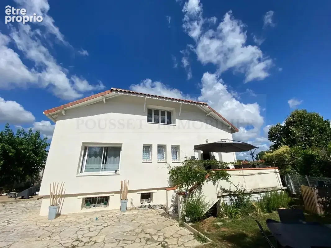 Joli pavillon parfaitement renove sur un terrain clos d’une contenance totale de 716 m². - photo 2