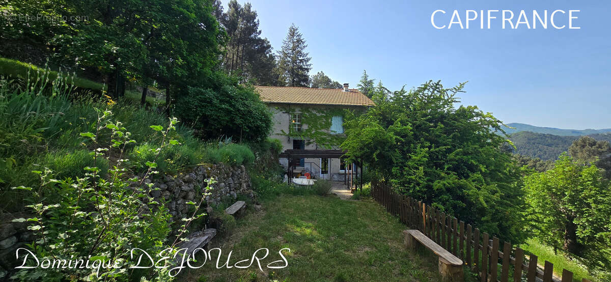 Nichée au cœur de la nature, sans vis-à-vis et avec une vue remarquable, grande maison de 7 (voir 8) chambres et de belles terra - photo 59