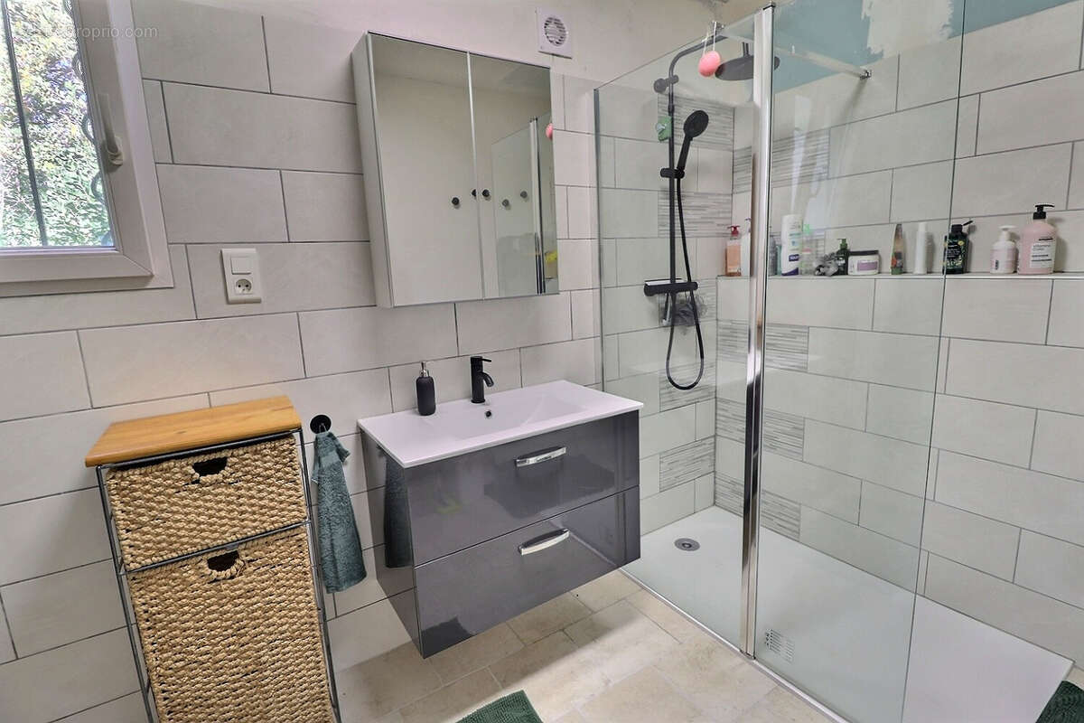 Maison à ENTRAIGUES-SUR-LA-SORGUE