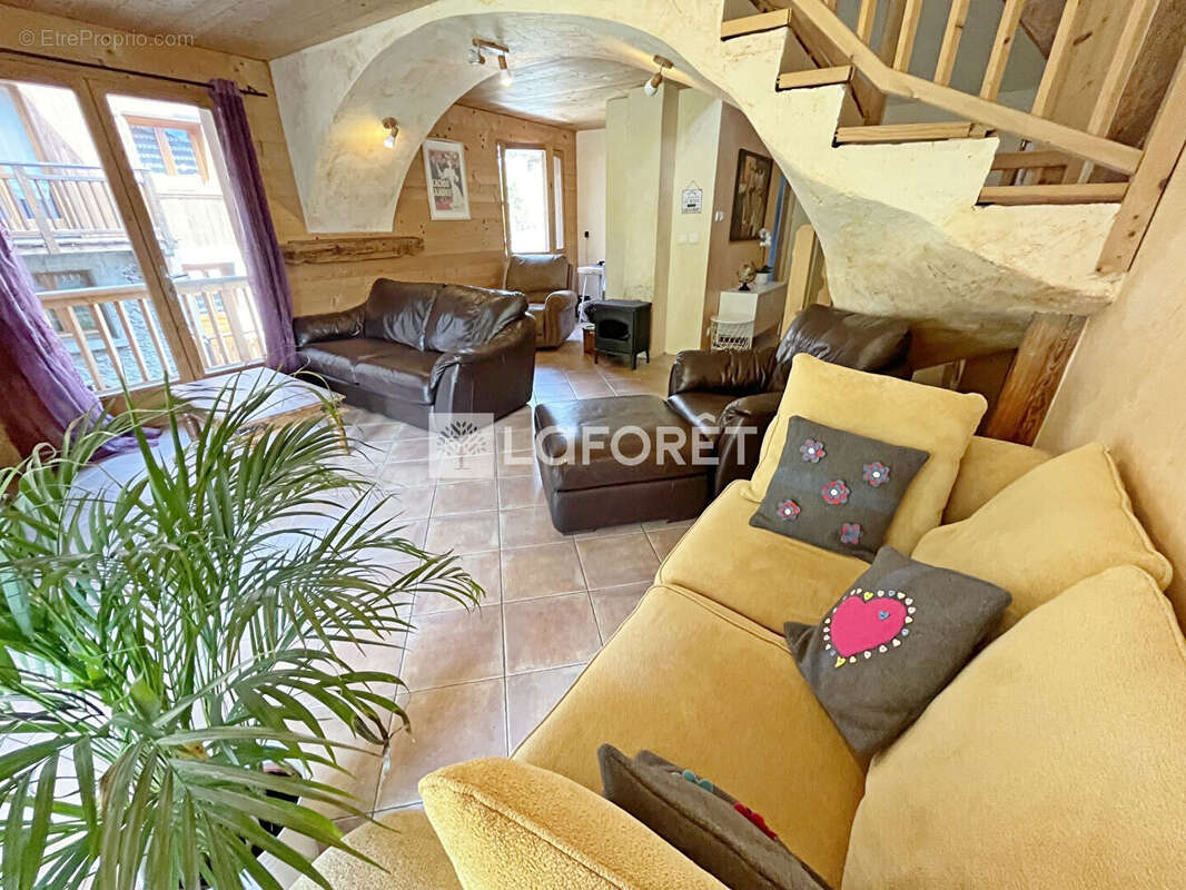 73600 Hautecour Maison T5 de115m², garage, cave, terrasse et jardinet - photo 2