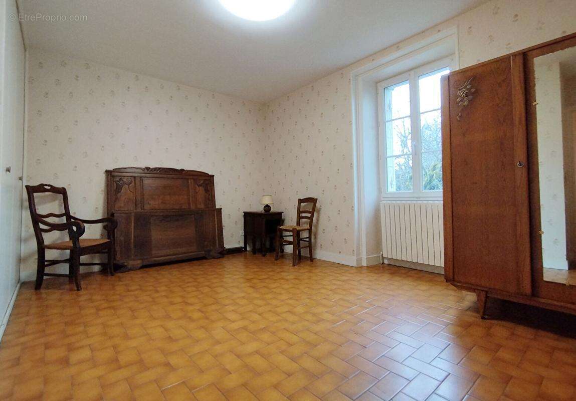 Maison de Bourg sur un terrain clos de 2365m² - photo 9