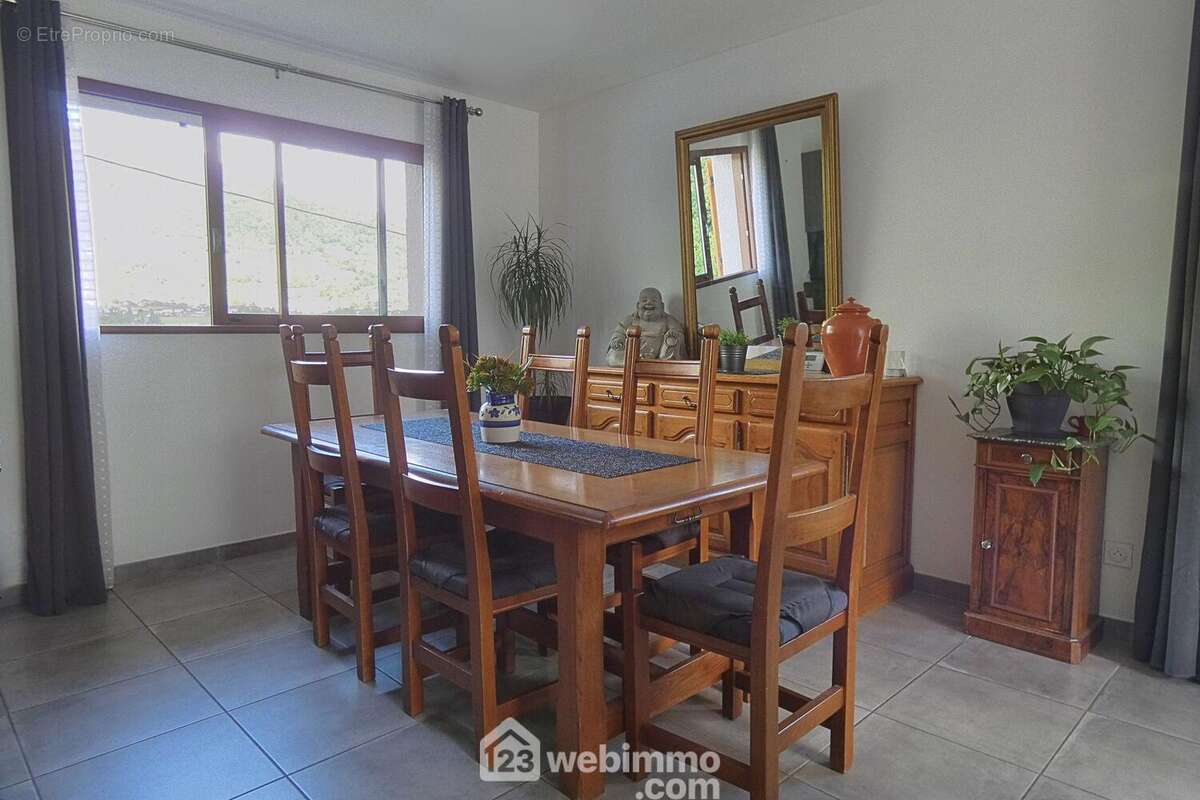 Un espace séjour pour recevoir famille et amis - Maison à UGINE