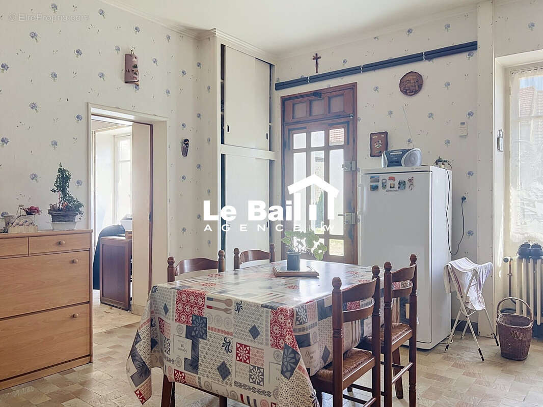 Maison 850 m² à Livilliers  - photo 7