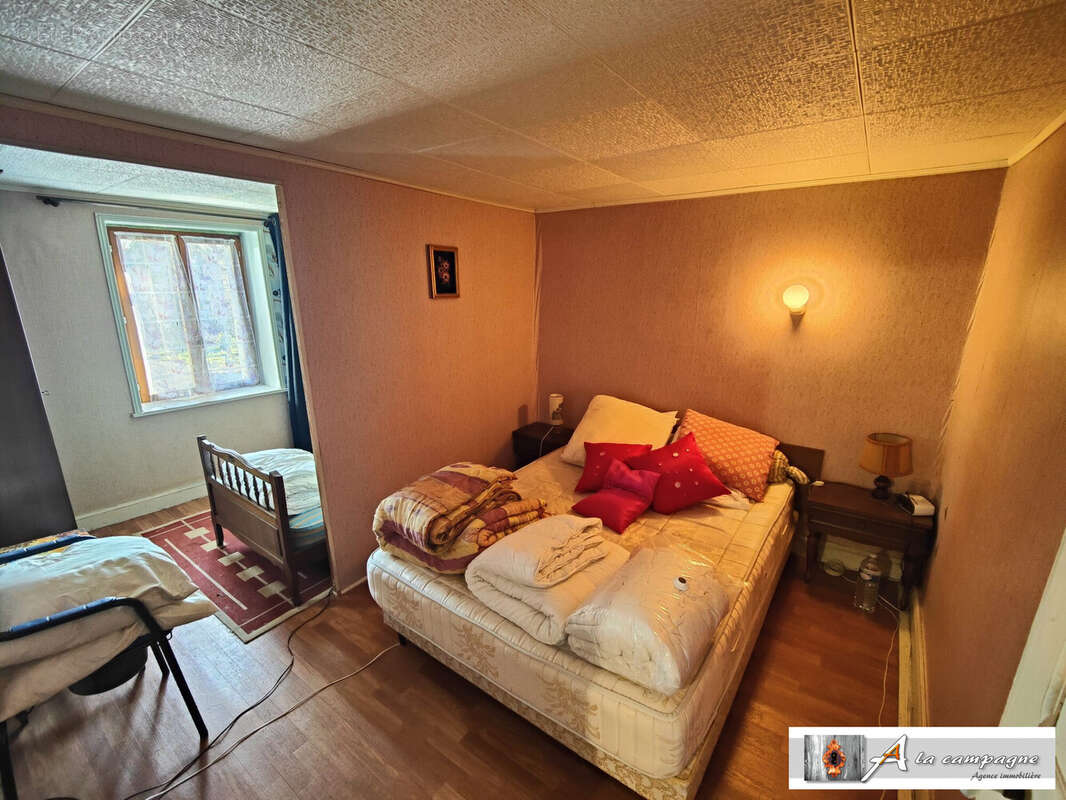 Maison à SAINT-JULIEN-LA-GENETE