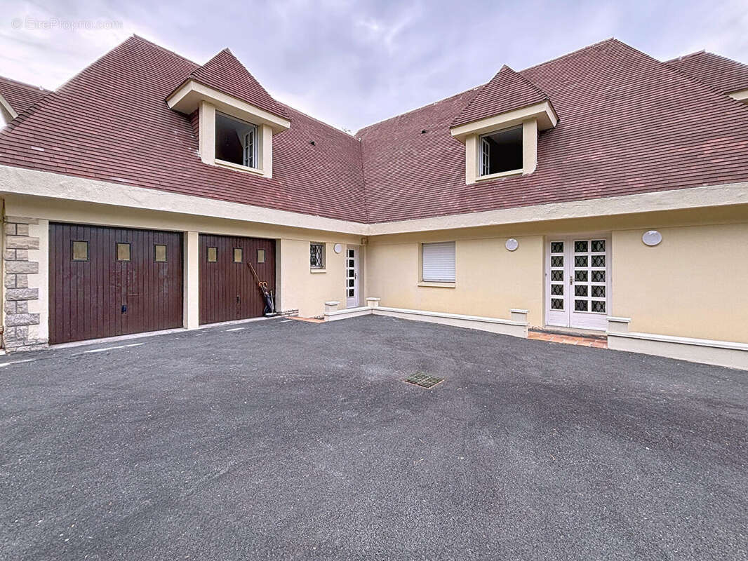 Maison à SAINT-CYR-DU-RONCERAY