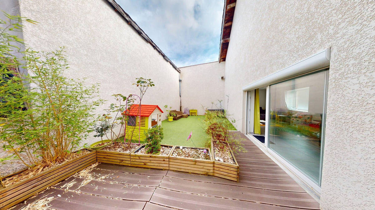 Maison à CHAZELLES-SUR-LYON