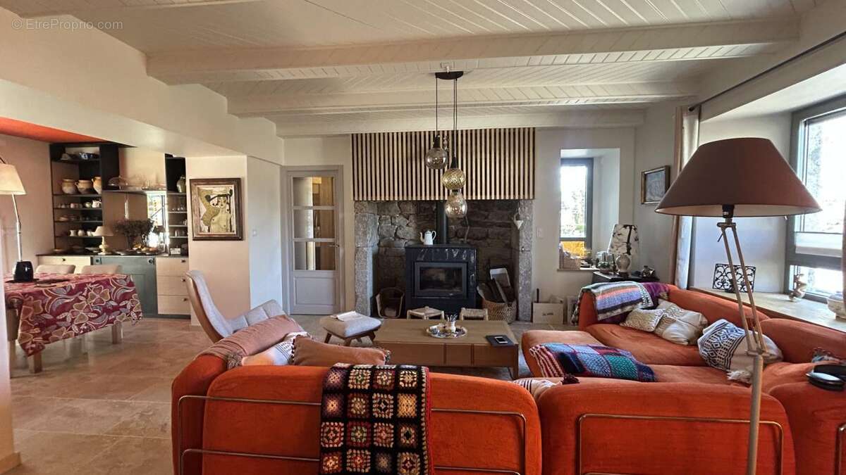 Maison à SAINTE-GENEVIEVE-SUR-ARGENCE