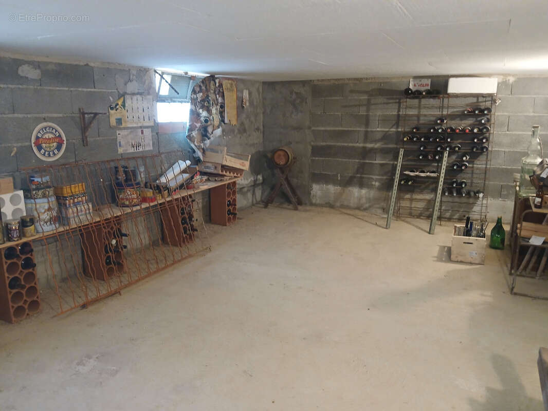 Villa sur 3 faces , 3 niveaux, 5 chambres , 2 bains, jardin , garage et parking. - photo 37
