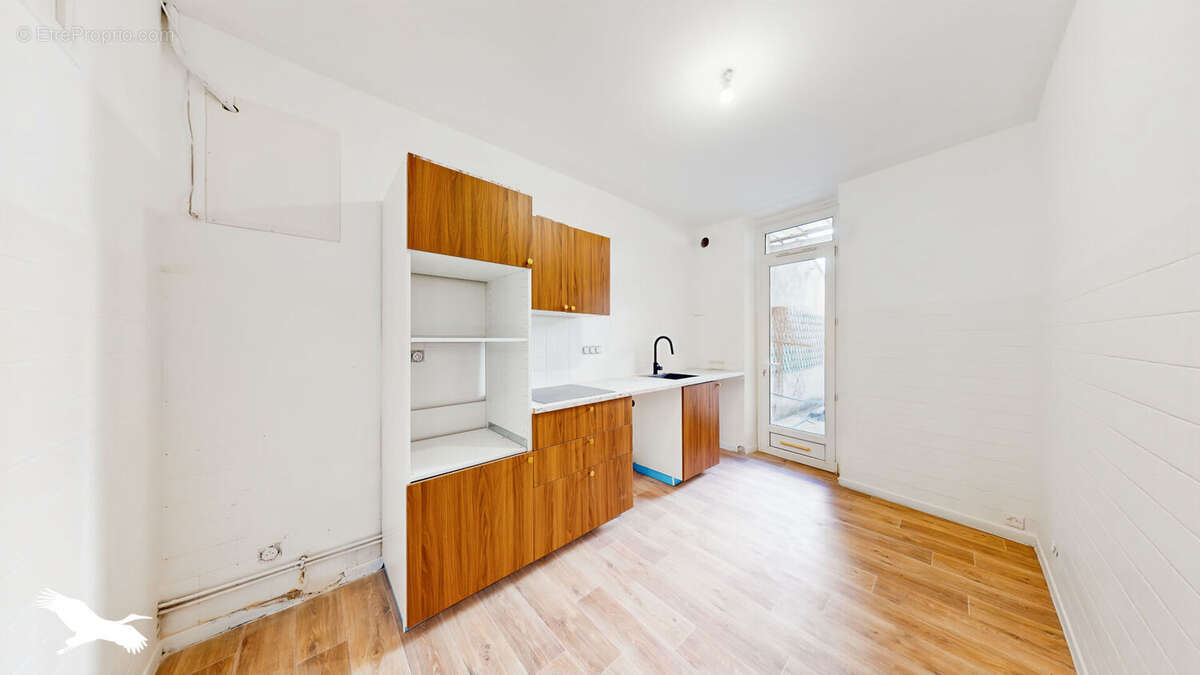 A VENDRE - Marseille 13005, Rue Ferrari - Appartement à vendre - T3 - 63 m² avec extérieur de 23 m², garage et cave de 33 m² - photo 7