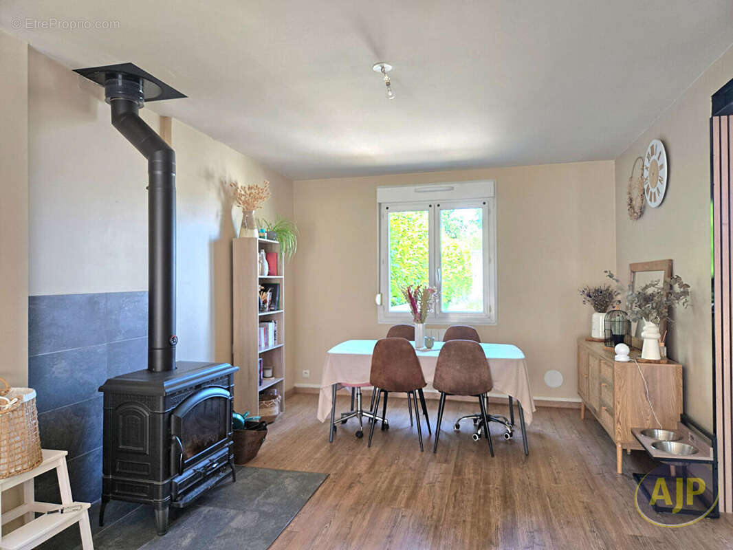 SAINT-JEAN-BREVELAY : Maison T5 dans le bourg, entièrement rénovée  - 20 min de Vannes ? DPE C ? Uniquement chez AJP ! - photo 2