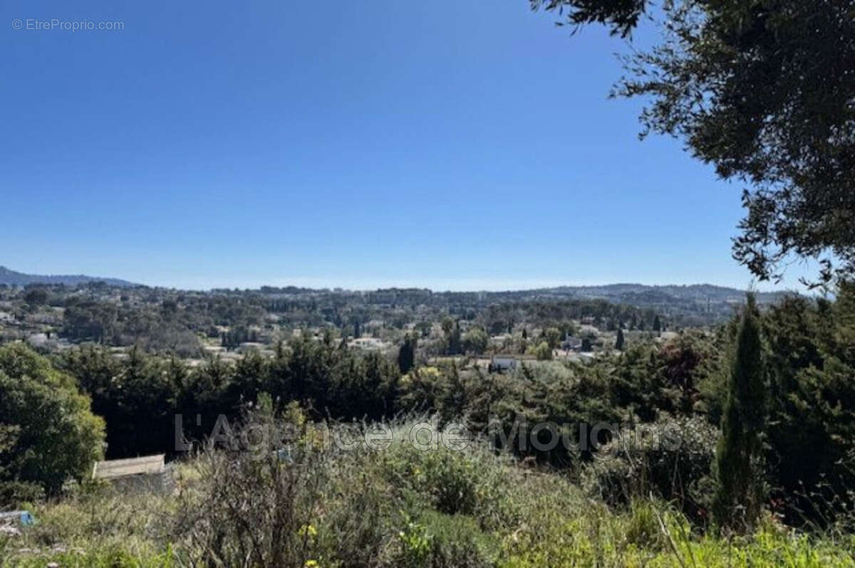 Terrain à MOUGINS