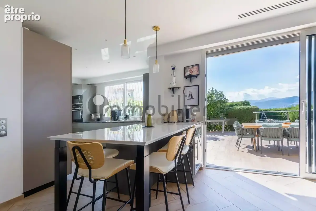 Appartement de 118m² avec piscine privative, terrasse, jardin et stationnements - photo 12