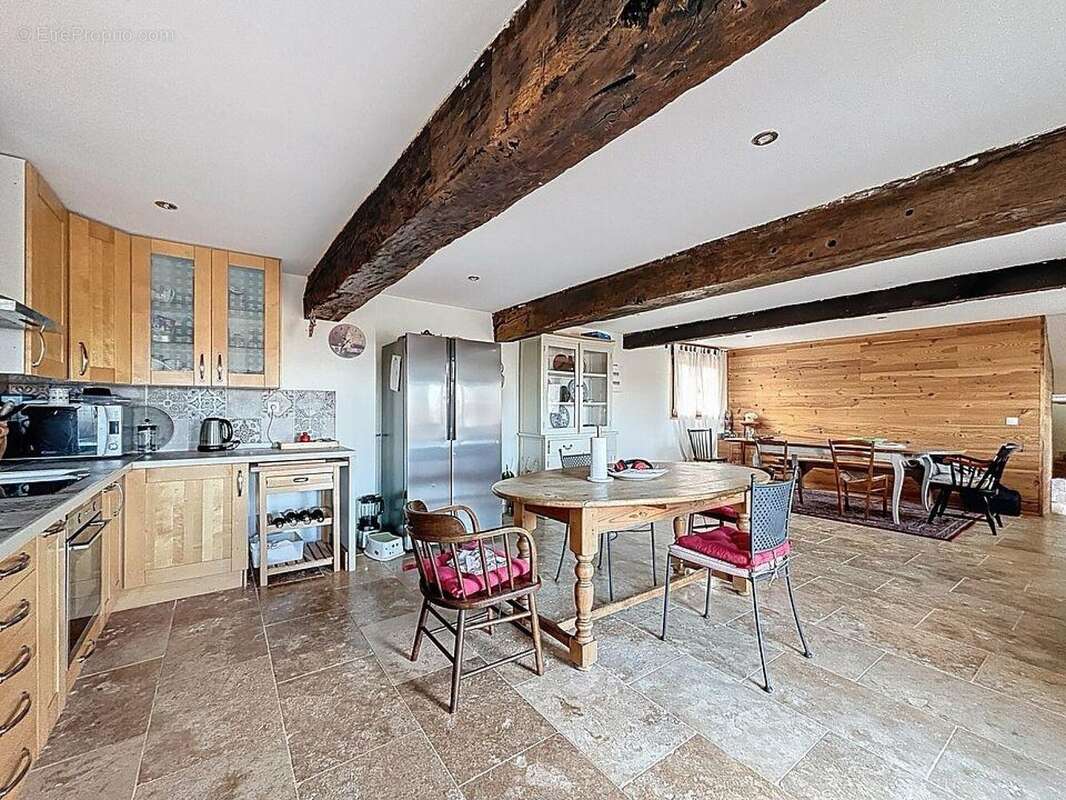 Maison 311 m² à Saint-Amour-Bellevue  - photo 4