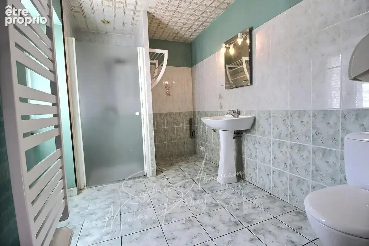 Maison en pierres avec cour close de murs, 3 chambres, dépendances - photo 5