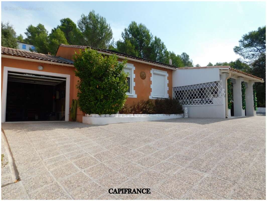 LE VAL (83) Maison de plain-pied rénovée avec photovoltaïque, terrain plat et garage - photo 13