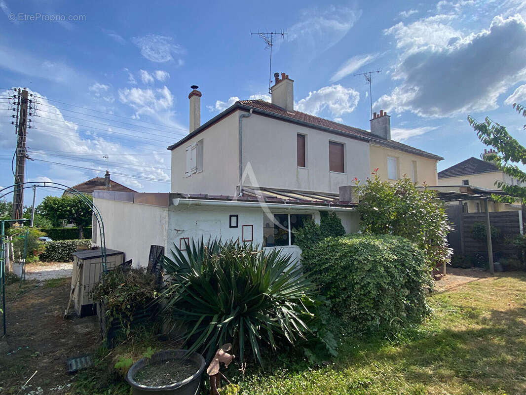 Maison à SAINT-JEAN-DE-LA-RUELLE