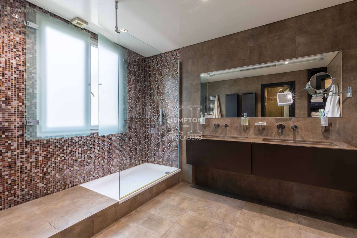 Appartement à PARIS-8E