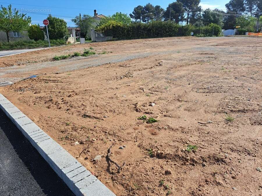 Terrain à POURRIERES