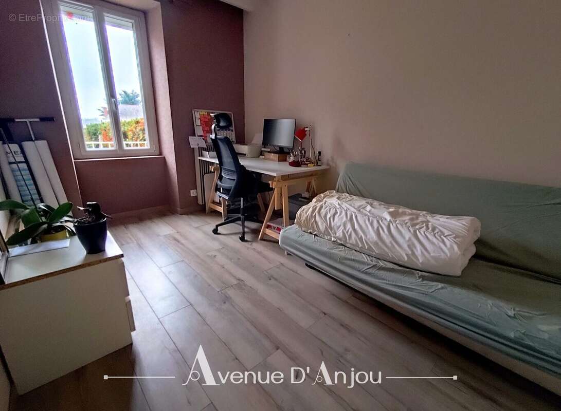 Maison à BECON-LES-GRANITS