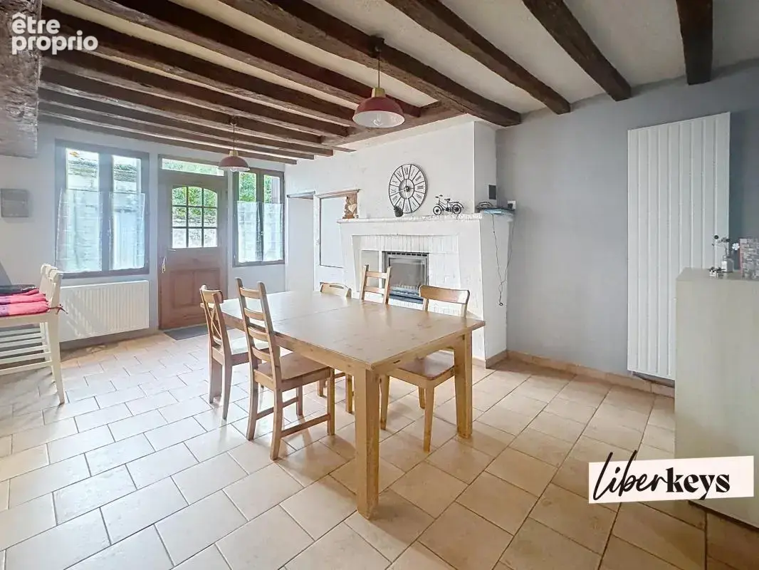 Maison de caractère rénovée de 207 m² avec jardin, garage et panneaux solaires – Neuillé - photo 2